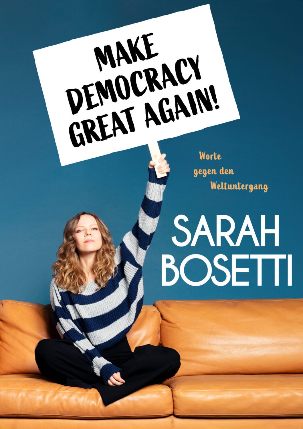 Sarah Bosetti: Frau mit Schild Make Democracy Great Again! auf Sofa.