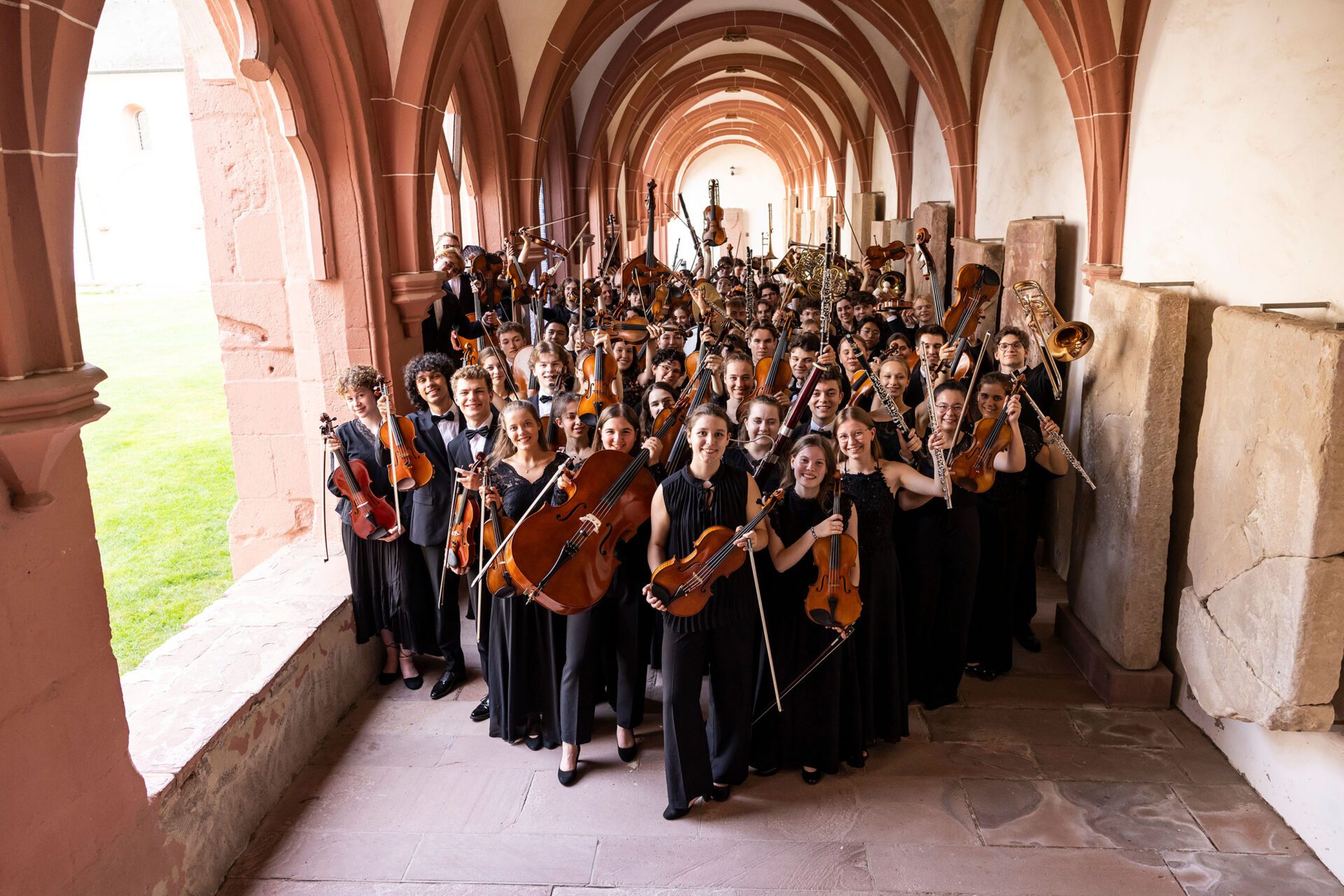28. EMF Konzert 1 Bundesjugendorchester 2024 (c) Tanja Nitzke (1) (002)_web Bundesjugendorchester: Gruppenbild des Orchesters mit Instrumenten, Konzert 2024.