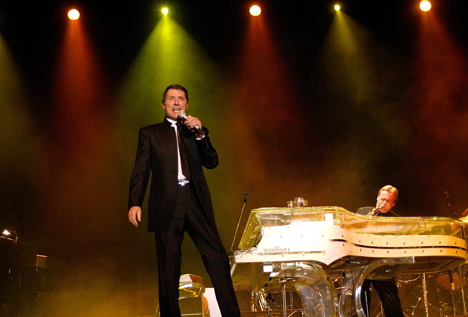 Udo-Juergens-16-(c)_Dominick Beckmann (16)kl Udo Jürgens Tribute Show: Sänger mit Mikrofon und Pianist am Schimmel-Flügel.