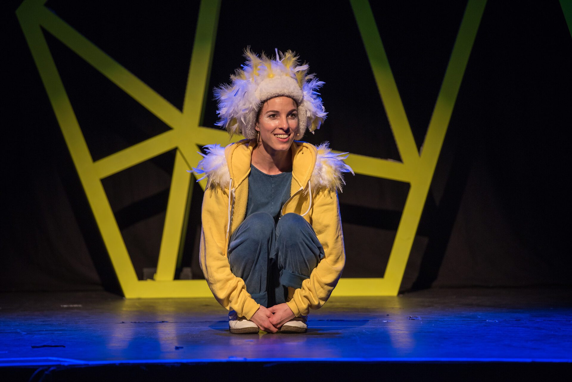 Eule©Peter_Bruns-5_web Eule findet den Beat: Frau mit Eulen-Kostüm auf der Bühne.