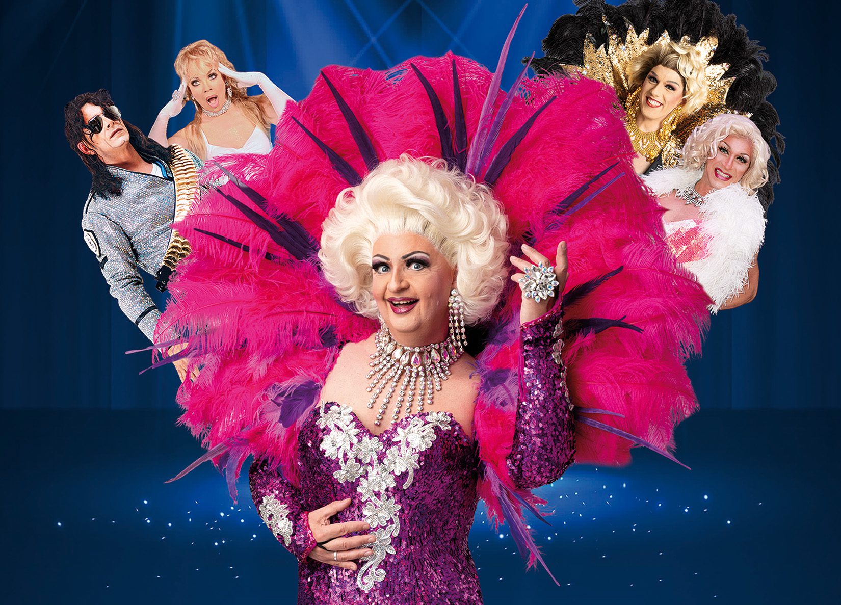 Festival der Travestie Pressefoto: Drag Queens mit Federn und Paillettenkleidern. Oktober 2025.