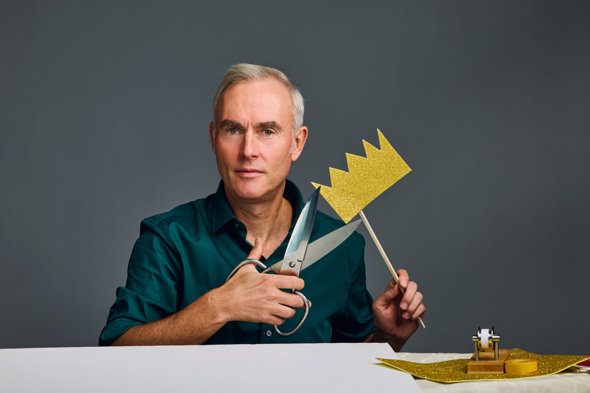 Johann König mit Schere und Krone. Heute ein König.