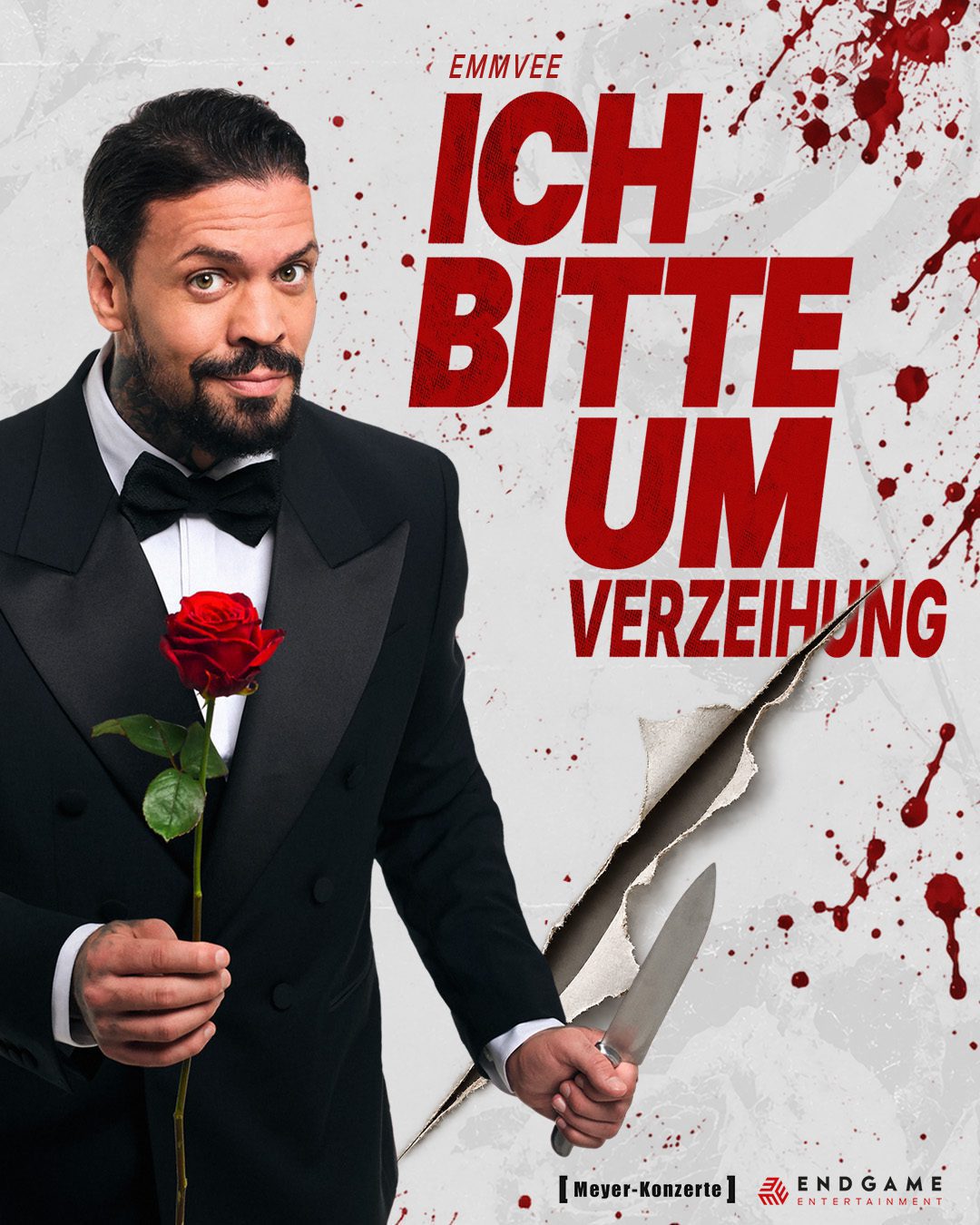 EMMVEE im schwarzen Smoking mit roter Rose und Messer, Plakat zur Show Ich bitte um Verzeihung