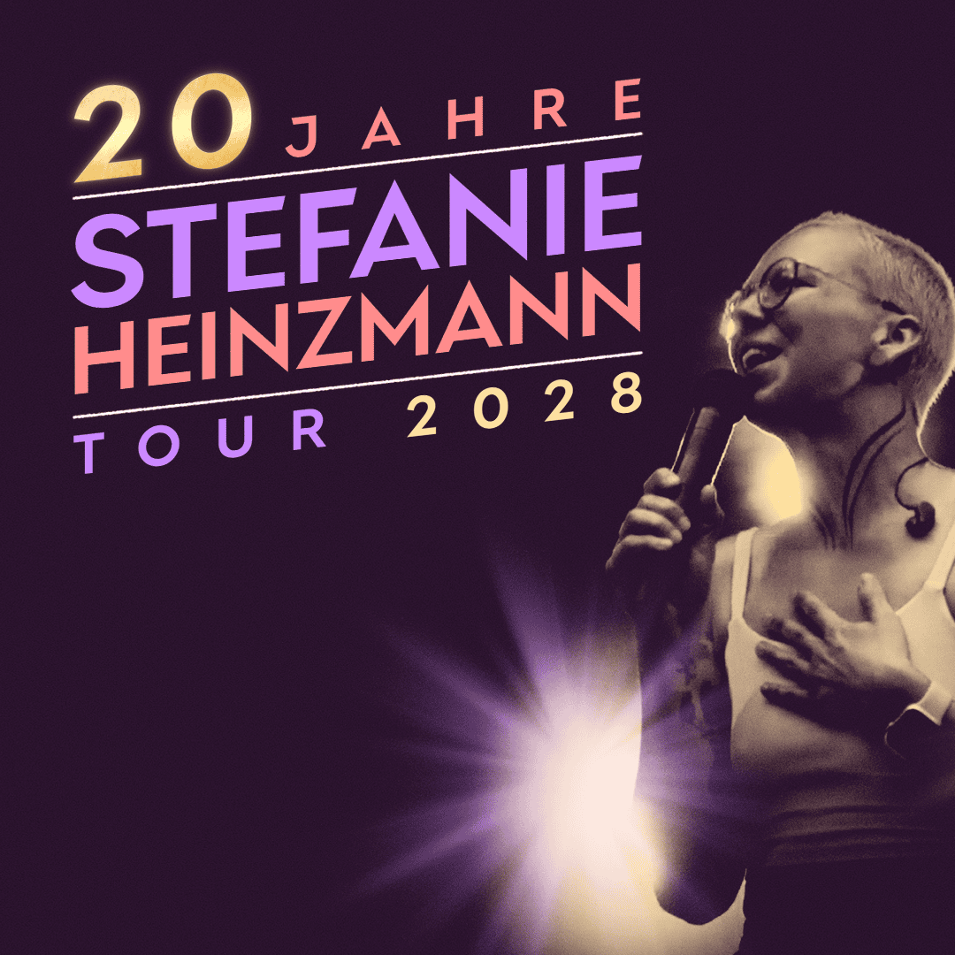 Stefanie Heinzmann mit Mikrofon, daneben Schriftzug 20 Jahre Stefanie Heinzmann Tour 2028